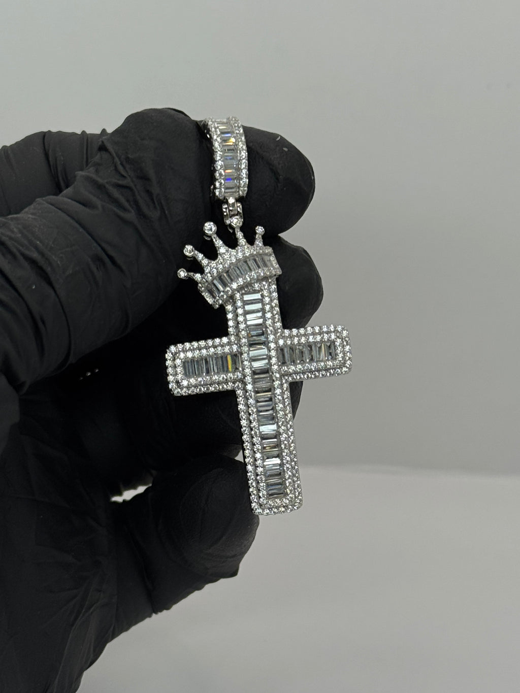 CROSS WITH CROWNPENDANT image 0