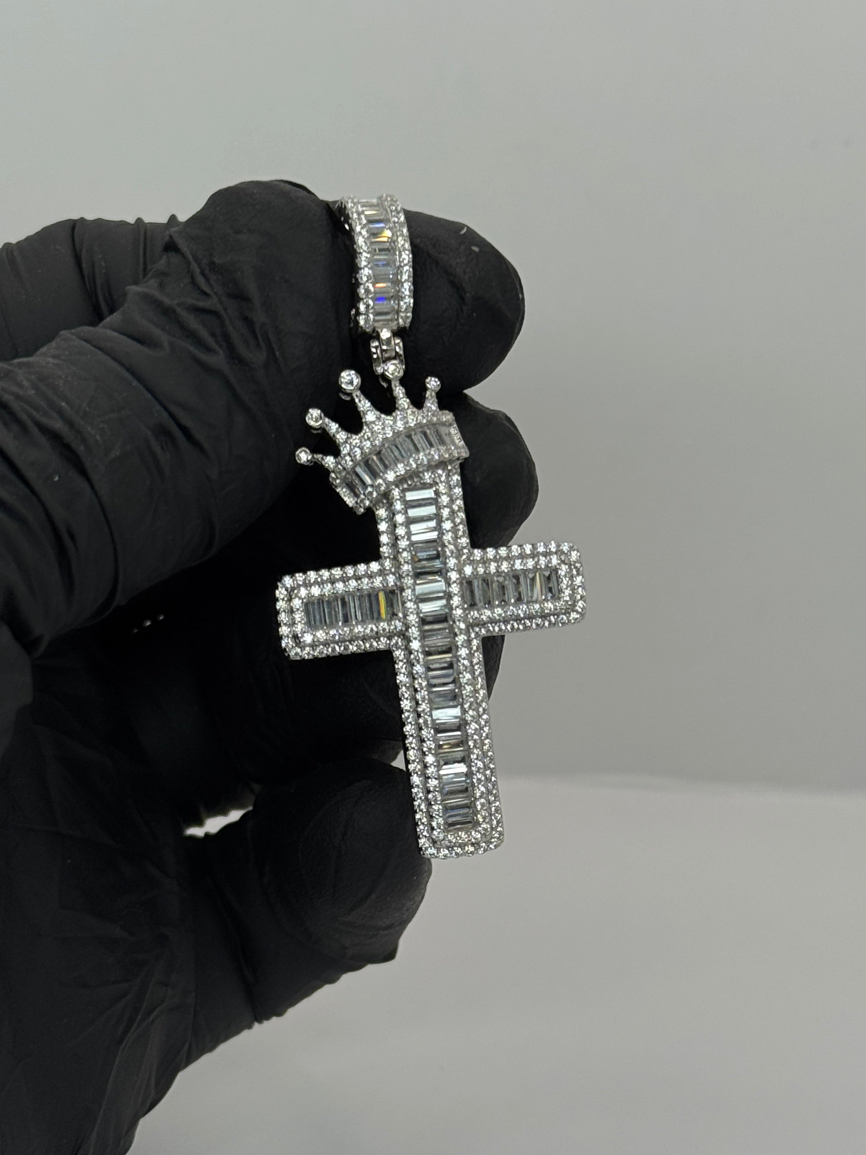 CROSS WITH CROWNPENDANT image 0