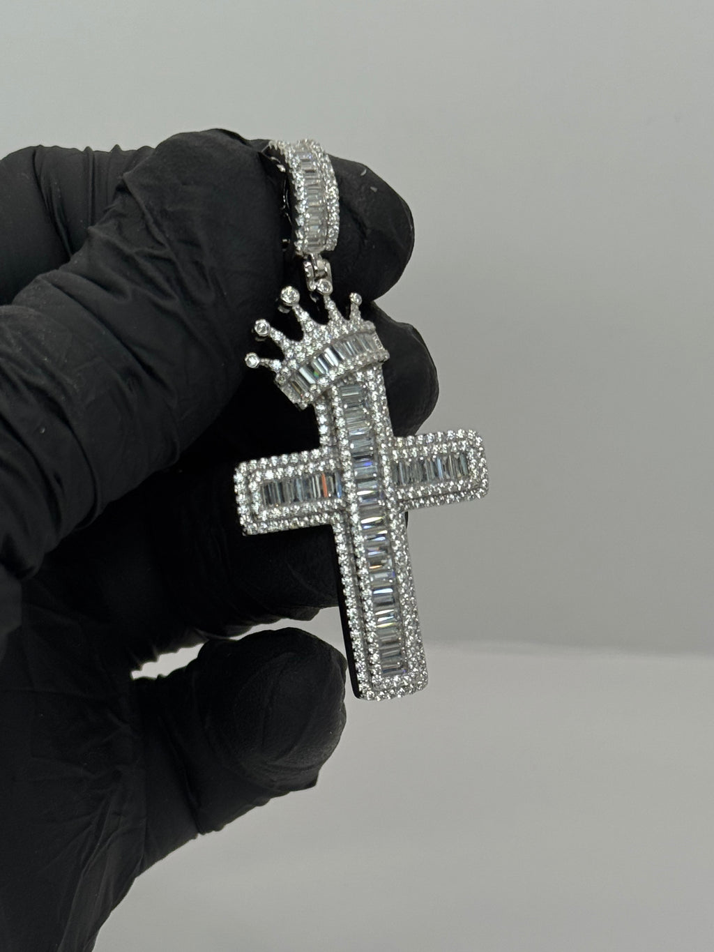 CROSS WITH CROWNPENDANT image 1