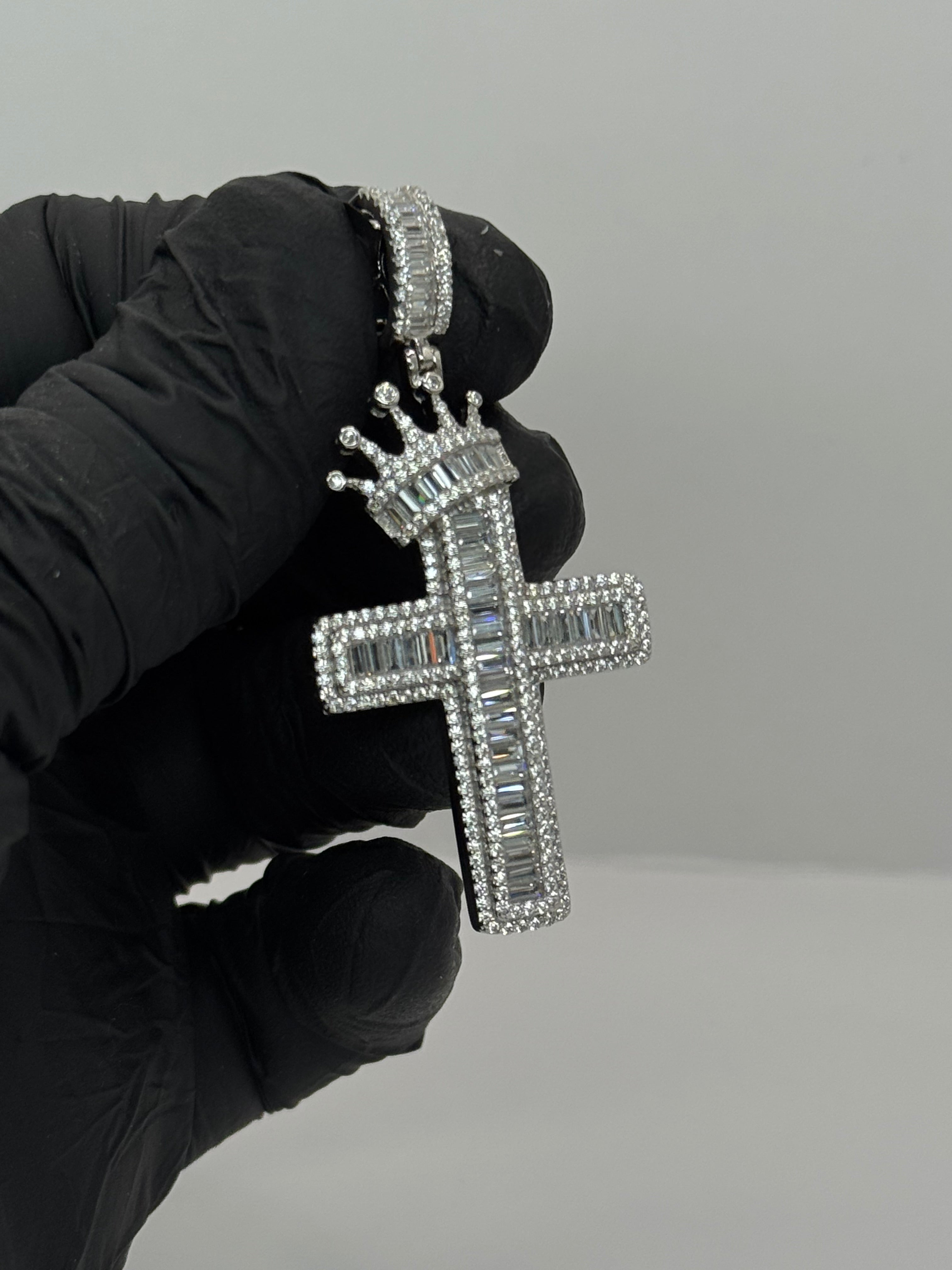 CROSS WITH CROWNPENDANT image 1